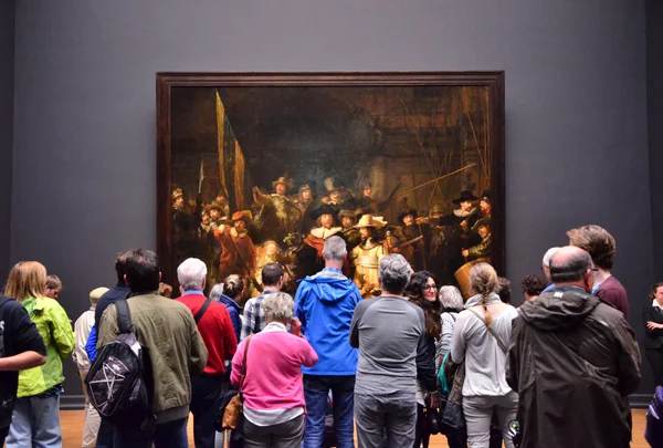 Amsterdam, Nederland - 6 mei 2015: Bezoekers op het beroemde schilderij "Nachtwacht" in Rijksmuseum — Stockfoto