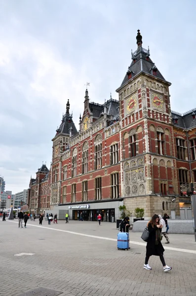 Ámsterdam, Países Bajos - 7 de mayo de 2015: Personas en la Estación Central de Tren de Ámsterdam — Foto de Stock