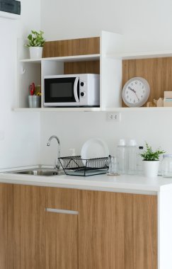 Kap ve lavabo ile modern kiler