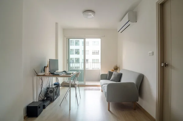 Salón con zona de trabajo en apartamento — Foto de Stock