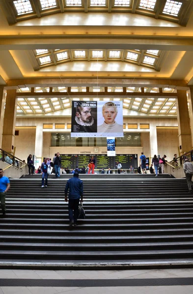 Bruxelas, Bélgica - 12 de maio de 2015: Viajantes no lobby principal da Estação Ferroviária Central de Bruxelas — Fotografia de Stock