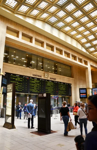 Bruselas, Bélgica - 12 de mayo de 2015: Travellers in the main lobby of Brussels Central Train Station —  Fotos de Stock