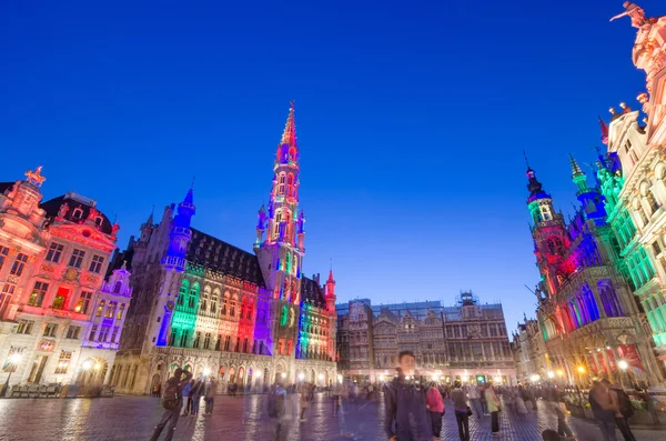 Bryssel, Belgien - 13 maj 2015: Turister som besöker berömda Grand Place (Grote Markt) Bryssels centrala torget. — Stockfoto