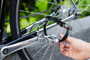 Bisiklet pedalı detayı ile el