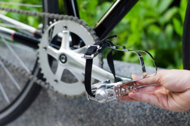 Bisiklet pedalı ile el 