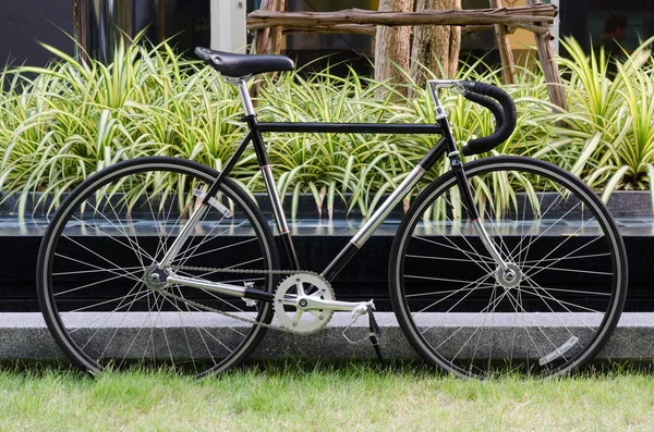 Bicicleta de carreras en el jardín — Foto de Stock