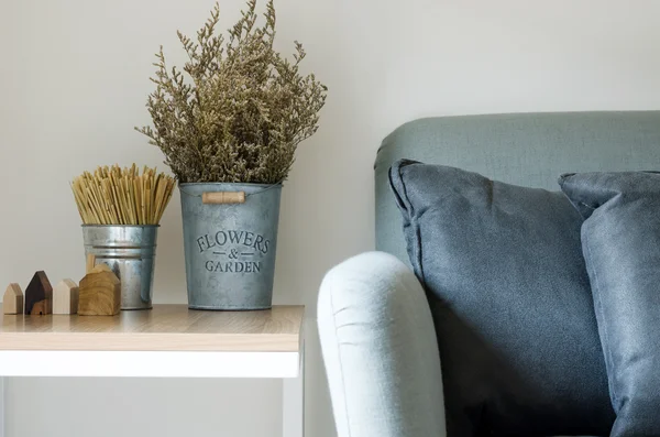 Sofa modern dengan bunga kering dalam pot — Stok Foto