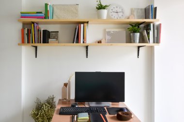 Ev ofis çalışma alanı ile kitap raf
