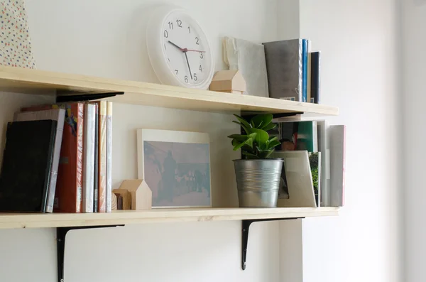 Libros en un estante de madera — Foto de Stock