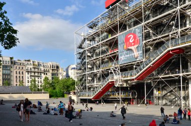 Paris, Fransa - 14 Mayıs 2015: İnsanlara rahatlatıcı Centre Georges Pompidou önünde kamusal alan 