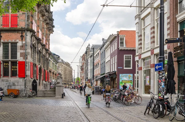 Den Haag, Nederland - 8 mei 2015: Mensen op venestraat winkelstraat in Den Haag — Stockfoto