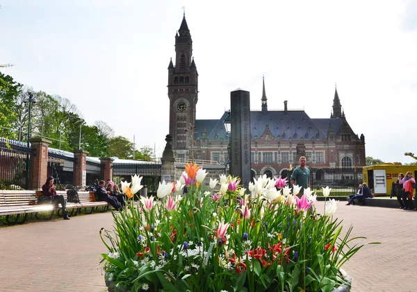 Den Haag, Nederland - 8 mei 2015: Verslaggevers in het Vredespaleis in Den Haag — Stockfoto