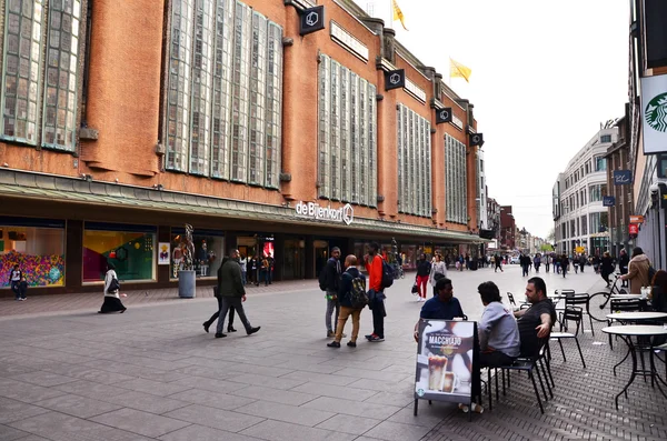 Den Haag, Nederland - 8 mei 2015: Mensen winkelen bij markt straat in het centrum van Den Haag — Stockfoto