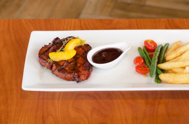 Kızarmış biftek ve patates kızartması.