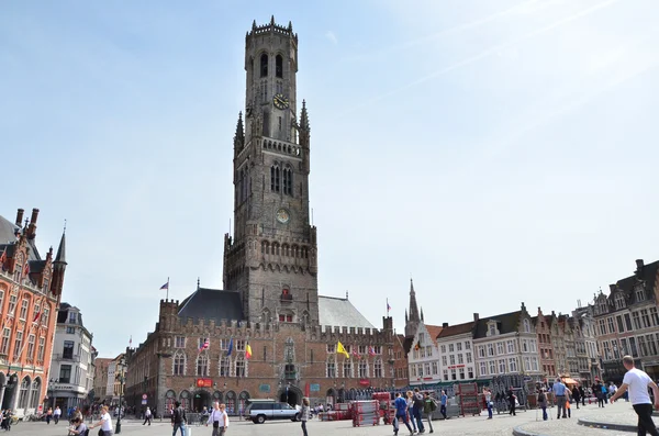 Bruges, Bélgica - 11 de maio de 2015: Turista na Praça Grote Markt em Bruges, Bélgica — Fotografia de Stock