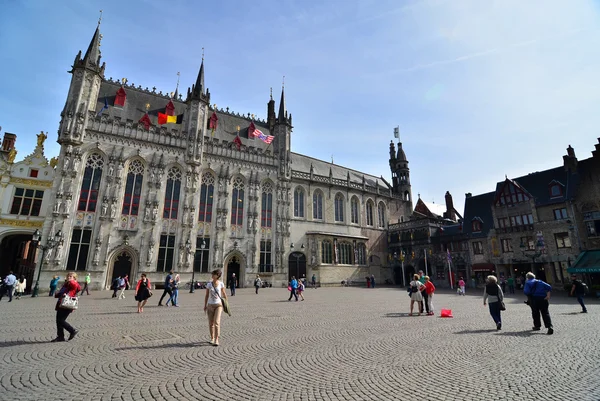 Bruges, Bélgica - 11 de maio de 2015: Turista na praça Burg com prefeitura em Bruges — Fotografia de Stock