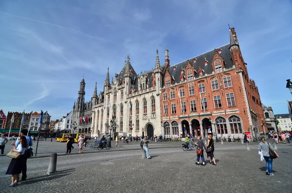 Brygge, Belgien - 11 maj 2015: Turist på Burg torget i Brygge — Stockfoto