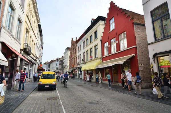 Brujas, Bélgica - 11 de mayo de 2015: Turistas caminando por la calle en Brujas, Bélgica . — Foto de Stock