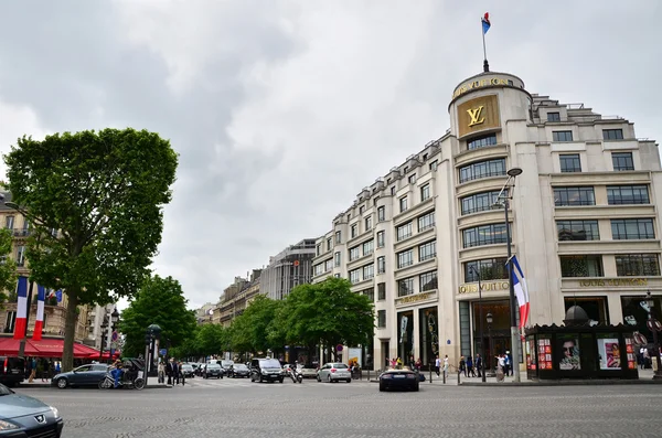 Paris, Franciaország - május 14-én 2015-ig: Turisták bevásárló: Louis Vuitton — Stock Fotó