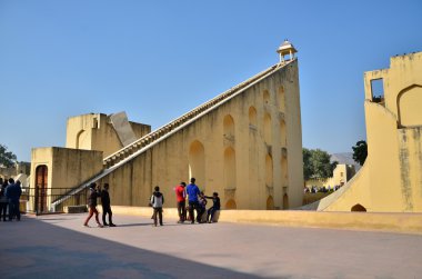 Jaipur, Hindistan - 29 Aralık 2014: Turist ziyaret Jantar Mantar Gözlemevi