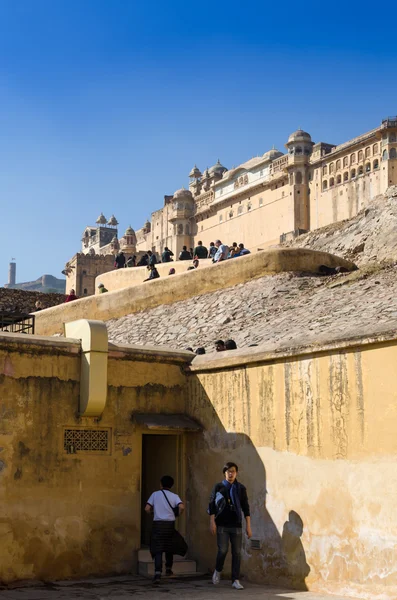 Jaipur, India - 29 December 2014: Turist besök Amber Fort i Jaipur — Stockfoto