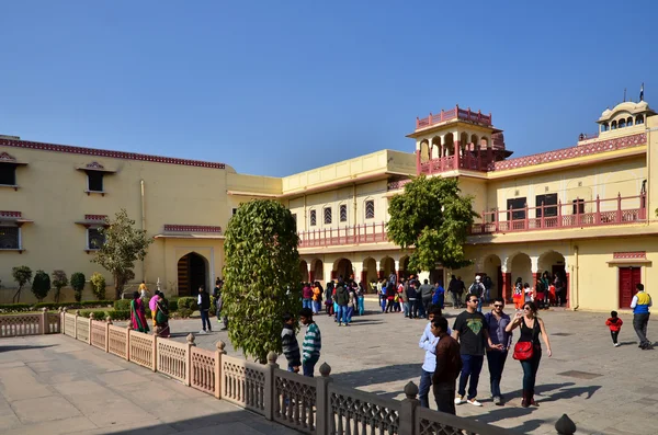 Jaipur, Indien - 29 December 2014: Människor besöker Amber Fort i Jaipur — Stockfoto