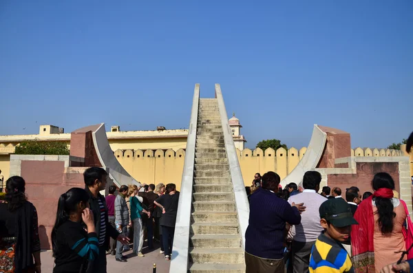 Jaipur, Indien - 29. Dezember 2014: Menschen besuchen das jantar mantar Observatorium — Stockfoto
