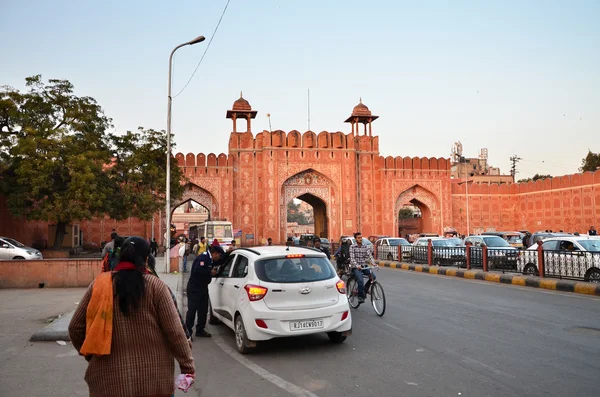 Jaipur, Indie - 29 prosince 2014: Lidé u hlavní brány do bazaru Indra v Jaipur — Stock fotografie