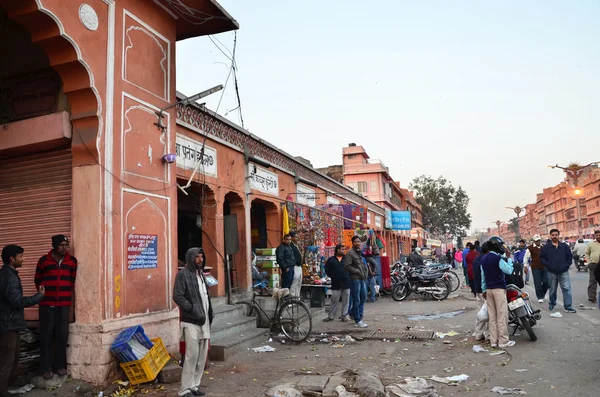 Jaipur, Índia - 29 de dezembro de 2014: As pessoas visitam as ruas de Indra Bazaar em Jaipur — Fotografia de Stock