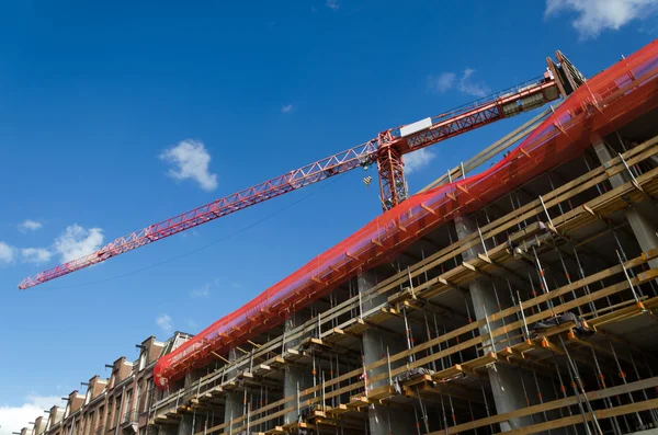 Grúa de construcción y el edificio — Foto de Stock