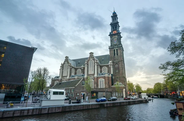 Zonsondergang op de westerse kerk in Amsterdam — Stockfoto