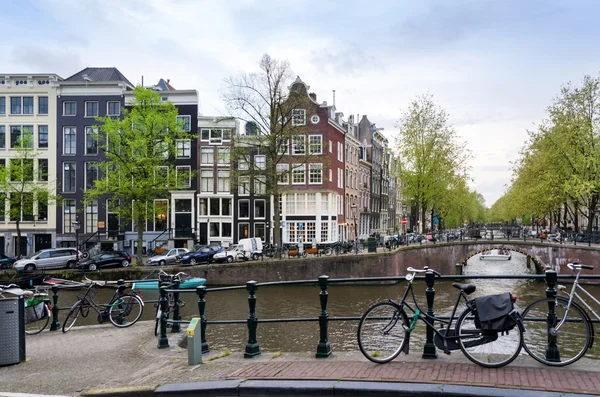 Canales de Ámsterdam con bicicleta — Foto de Stock