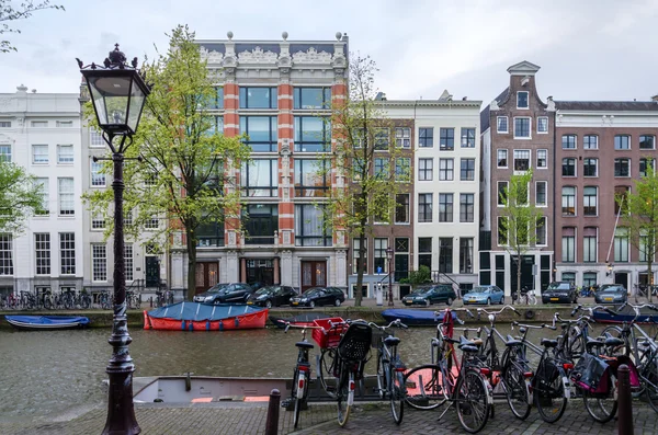 Bella vista dei canali con bicicletta ad Amsterdam — Foto Stock