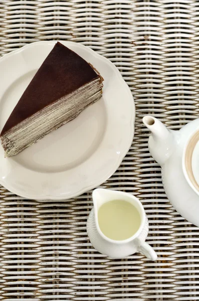 Tee mit Schokoladen-Crape-Kuchen — Stockfoto