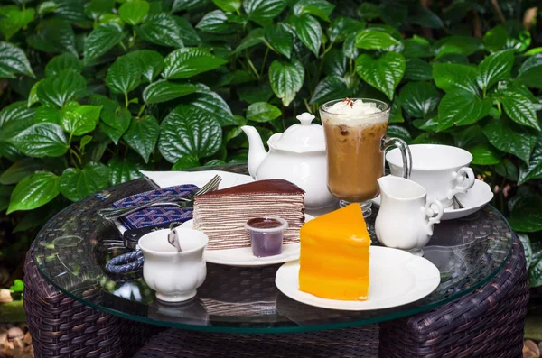 Café, chá, bolo de chocolate crape e bolo de laranja na mesa — Fotografia de Stock