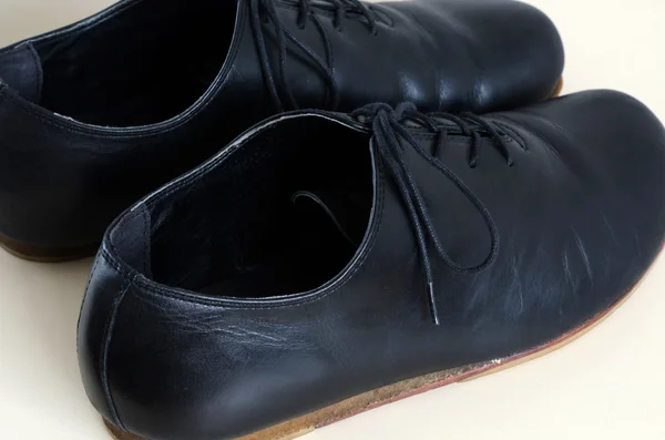 Sapatos de couro preto no branco — Fotografia de Stock