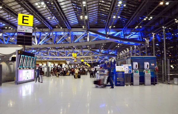 Bangkok, Thailandia - 21 novembre 2013: Passeggeri che camminano nell'aeroporto di Suvarnaphumi, Bangkok — Foto Stock