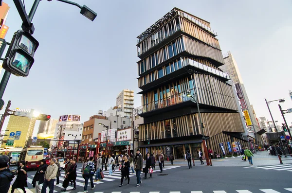 Tokyo, Japan November 21, 2013: Uidentificerede turister omkring Asakusa Culture Tourist Center - Stock-foto