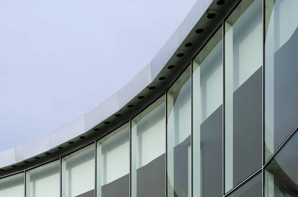 Glazen muur van modern gebouw — Stockfoto