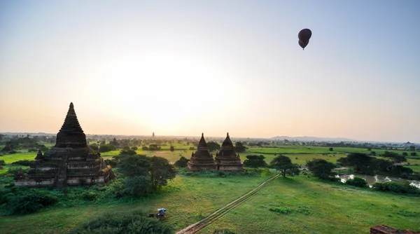 Vista panorámica del amanecer en los templos antiguos de Bagan — Foto de Stock