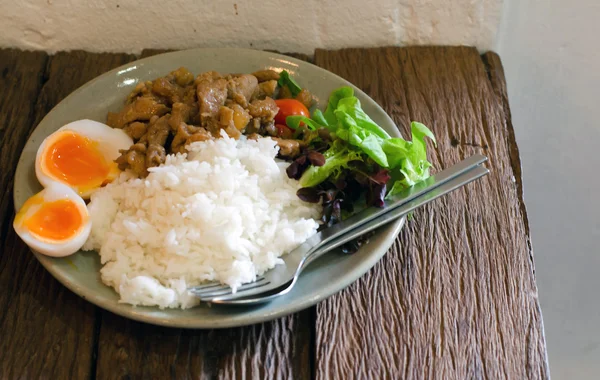 Gekochtes Ei und gebratener Knoblauch mit Sojasauce — Stockfoto