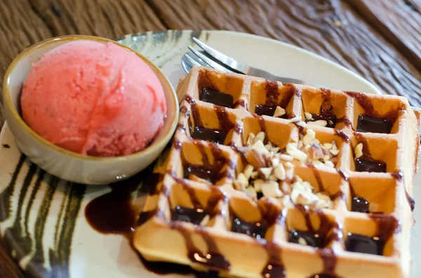 Waffle saboroso com colher de sorvete de xarope de morango — Fotografia de Stock