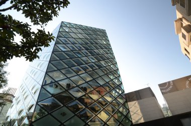 Tokyo, Japonya - 24 Kasım 2013: Tokyo'da sokakta omotesando prada mağaza