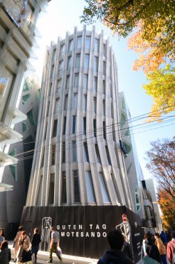 Tokyo, Japonya - 24 Kasım 2013: insanlar yürümek fütüristik mimarisi tarafından omotesando sokak