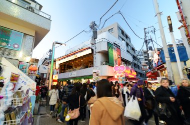Tokyo, Japonya - 24 Kasım 2013: Tokyo sokak harajuku takeshita kalabalığa