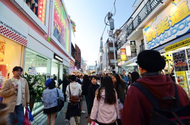 Tokyo, Japonya - 24 Kasım 2013: takeshita sokak harajuku kalabalığa
