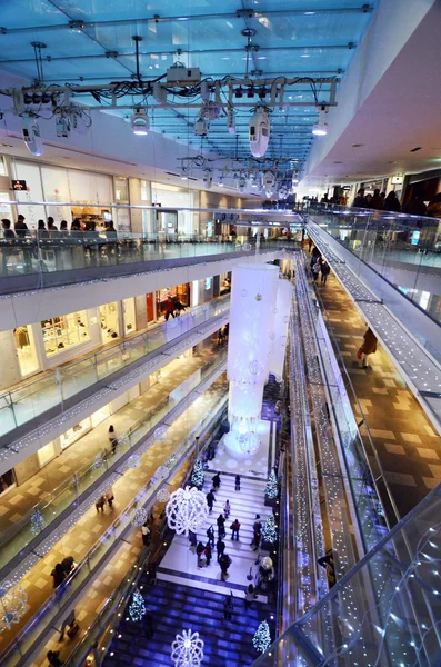 Tóquio, Japão - 24 de novembro de 2013: Pessoas comprando em Omotesando Hills — Fotografia de Stock