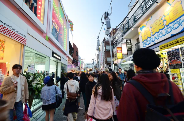 Tokyo, japan - den 24 november, 2013: folkmassan på takeshita gatan harajuku — Stockfoto