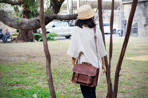 Femme de mode avec sac en cuir vintage — Photo