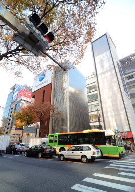 Tokyo, Japonya - 26 Kasım 2013: insanlar Ginza'da binasında modern alışveriş